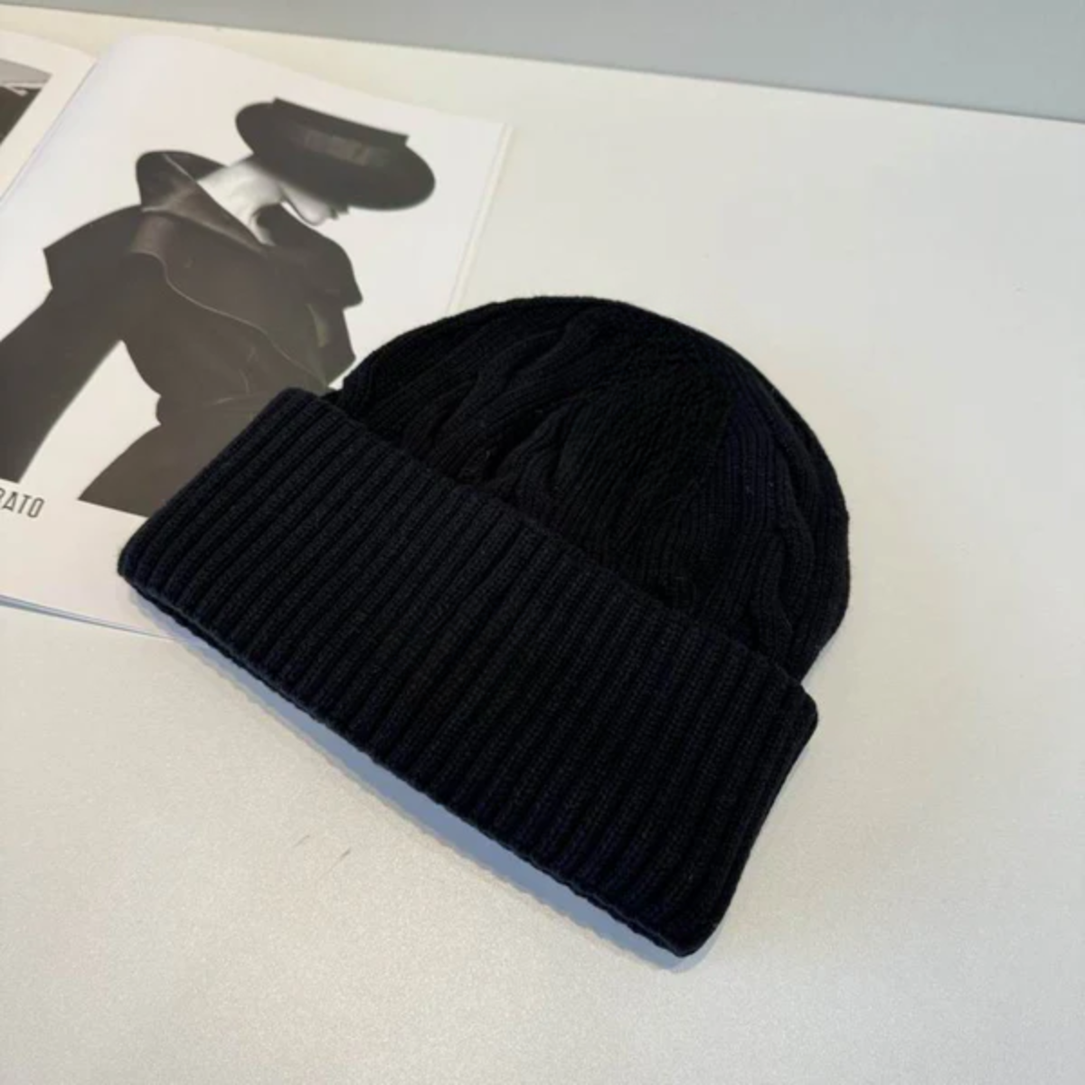 Premium-Strickmütze mit gesticktem Detail – Schwarz